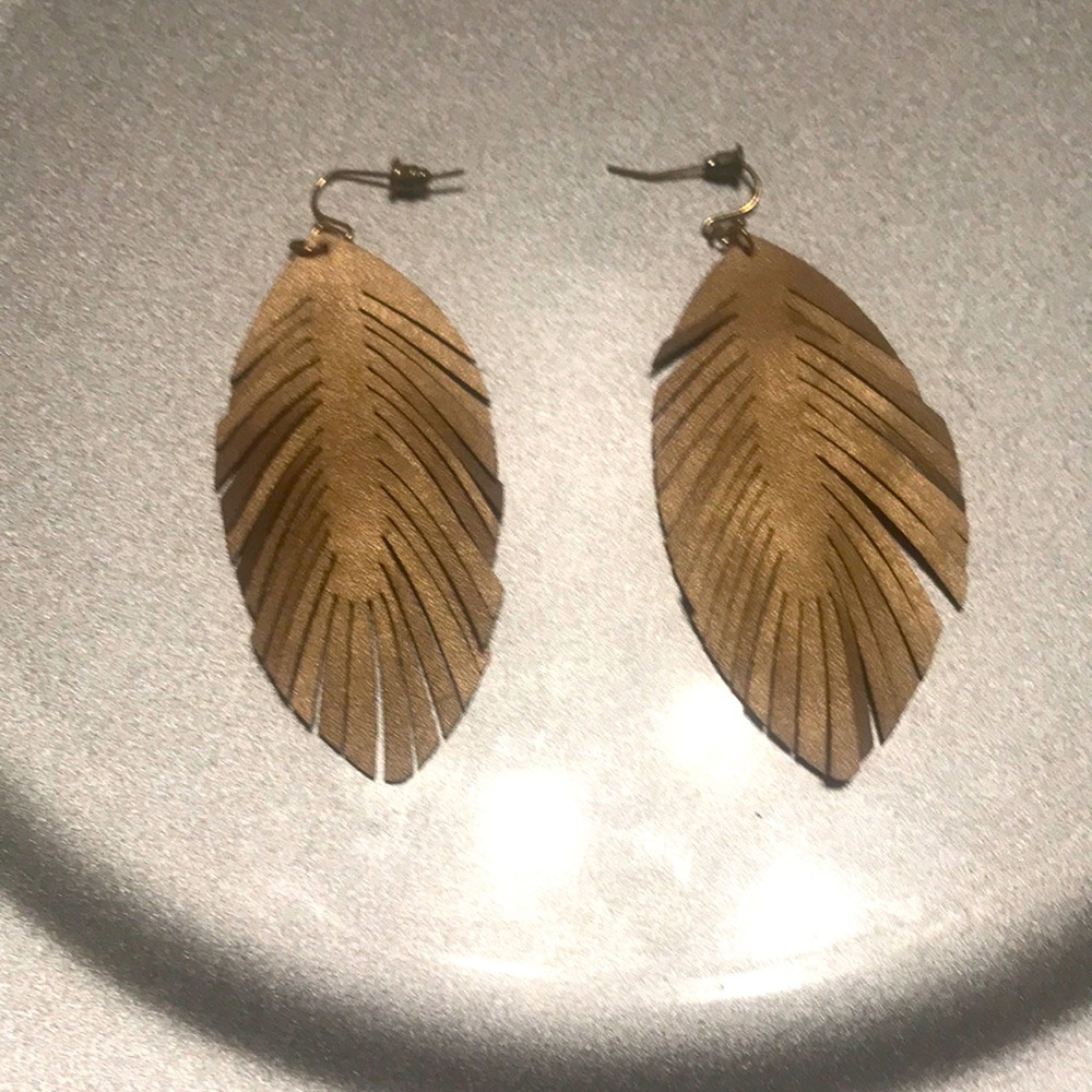 We’re selling a pair of earrings